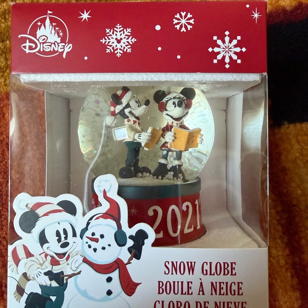 2021 Disney Mickey and Minnie Carolling Snow Globe, brand new!